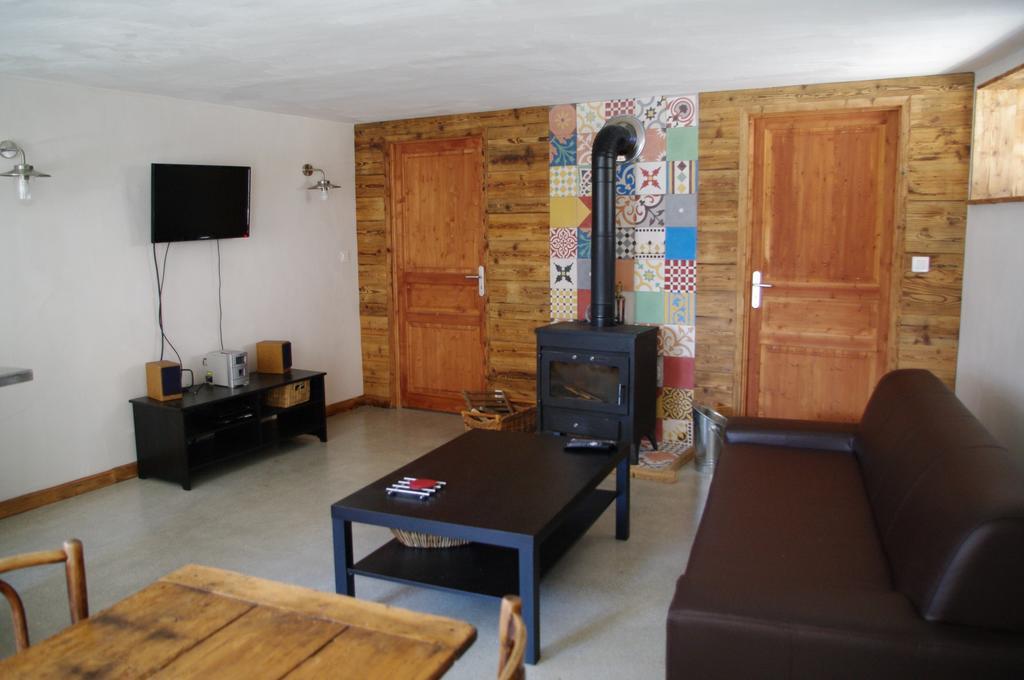 Appartement Dans Chalet De Montagne Bozel Kamer foto